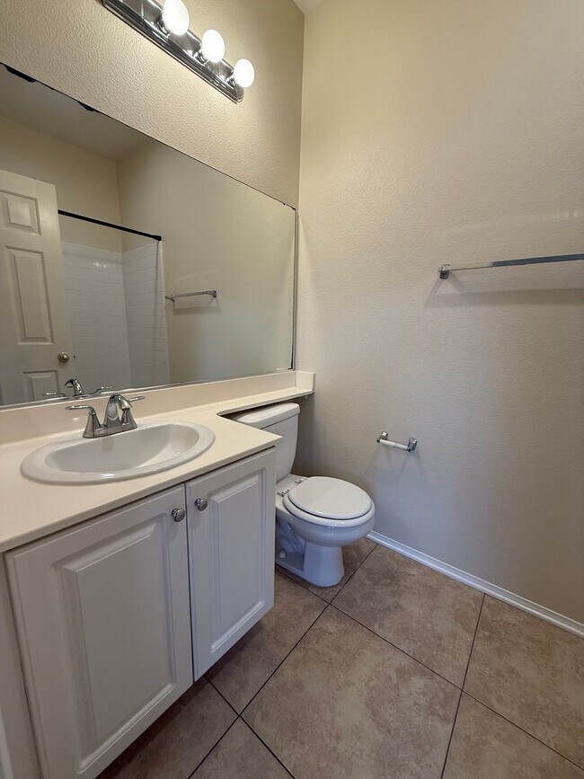 Building Photo - $675 Off First month's Rent - Cute Townhome near Camarillo High School