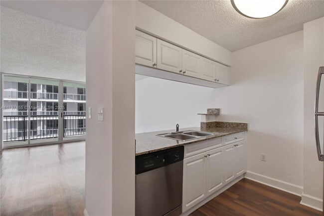 Building Photo - 1756 N Bayshore Dr