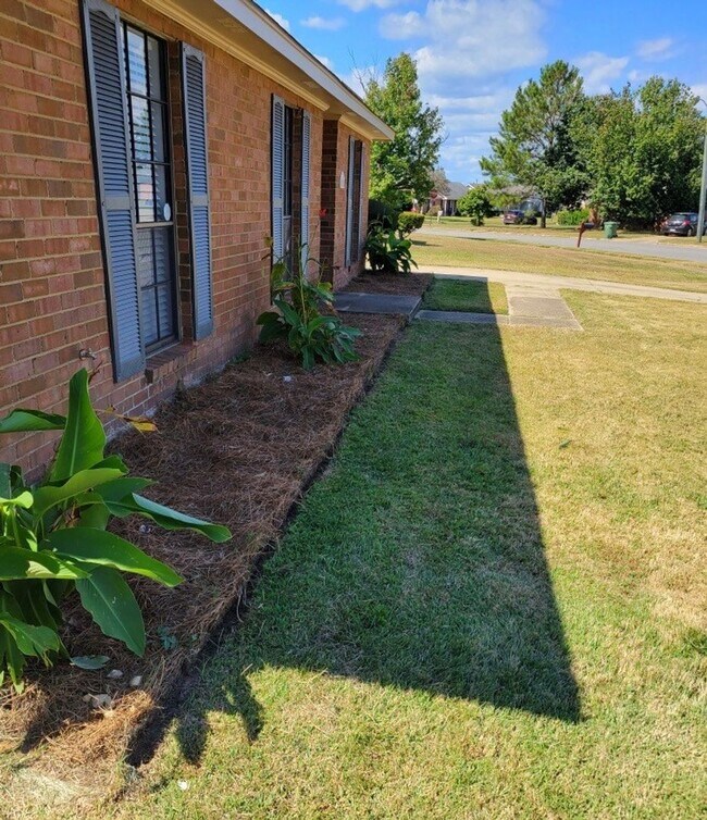 Building Photo - AVAILABLE NOW! Lawn Service is INCLUDED in Lease!