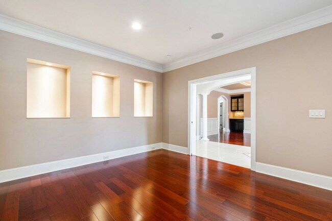 Building Photo - Elegant 5-Bedroom Residence with Luxurious...