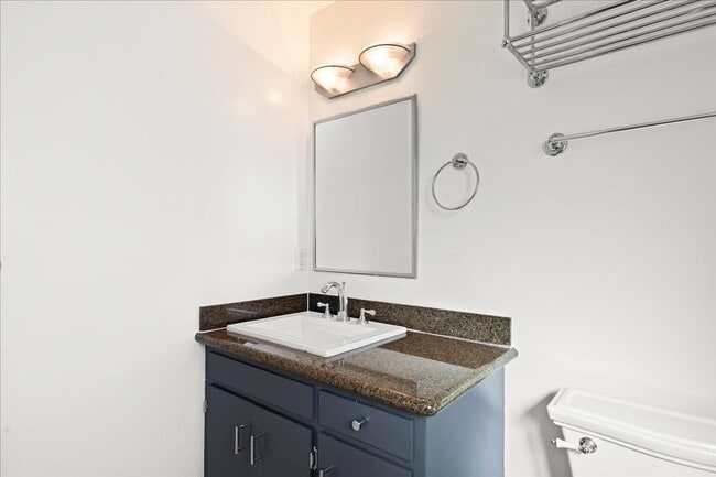 Building Photo - Beautiful remodeled 3 Bed 2 Bath home in L...