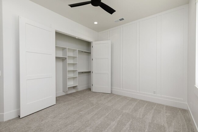 Building Photo - Stunning 5 bed 4 bath with RV Garage