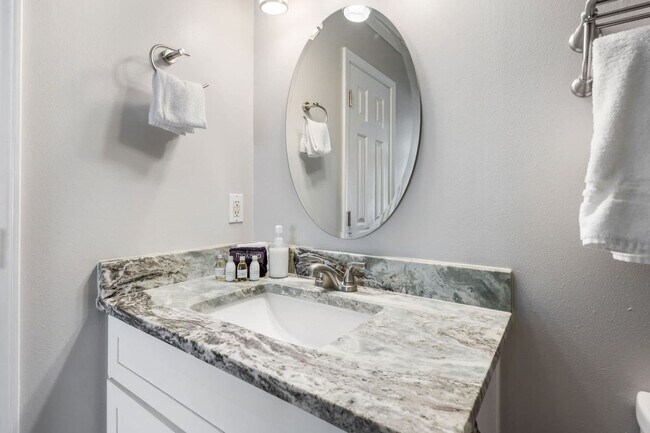 Building Photo - 4496 Luke Ave