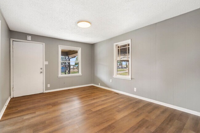 Building Photo - Charming and remodeled 2 Bed | 1 Bath Home...