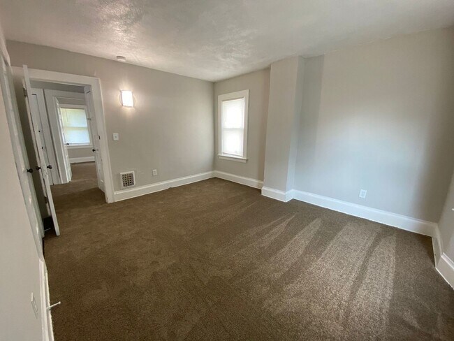 Building Photo - Beautiful Large 5 Bedroom Home Cleveland