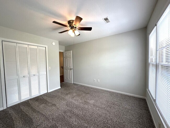 Building Photo - 3 BR 2 1/2 BA Townhome with Community Pool