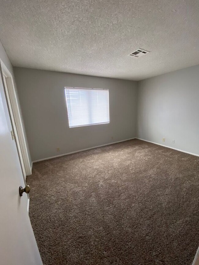 Building Photo - Craigmont Villas- 1 Bedroom Condo!!