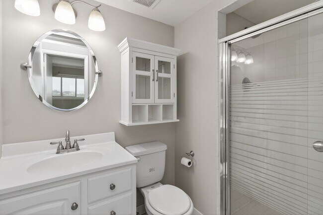 Building Photo - Stunning Condo With Exclusive Bay Views!