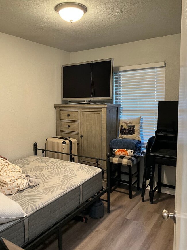 Building Photo - Renovated 3 Bedroom/ 1.5 Bath in Great Neiborhood