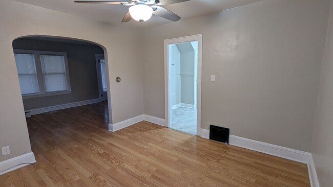 Building Photo - Charming 3-bedroom, 1.5-bathroom home located in the heart of Akron