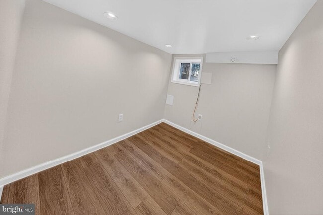 Building Photo - 1932 Summit Pl NE