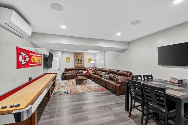 Building Photo - 4 Bed 3 Bath Home | Finished Basement, 2nd Kitchen, Private Backyard | Lee’s Summit