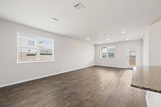 Building Photo - 142 Solitude Dr