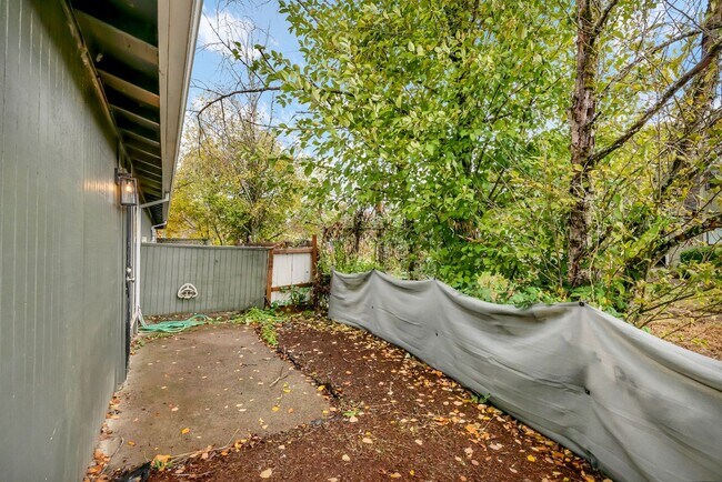 Building Photo - 1628-1628 Madras St SE