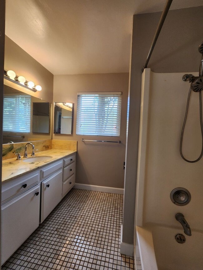 Building Photo - 2 bed/1 bath Condo in Cardiff - West of I-5