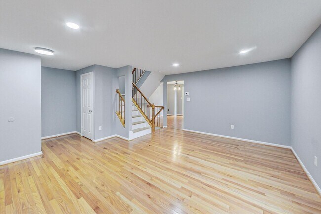 Building Photo - Beautifully maintained end unit Townhouse located in Stonebridge subdivision!