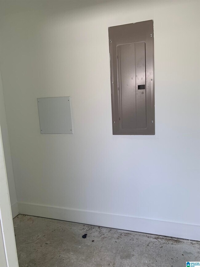 Building Photo - 1285 Shades Terrace