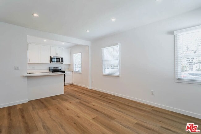 Building Photo - 815 W Glenoaks Blvd