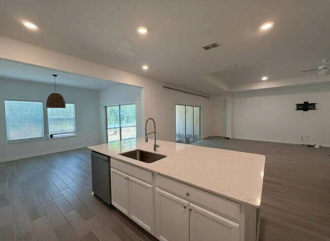 Building Photo - Highland Chase 3-Car Garage