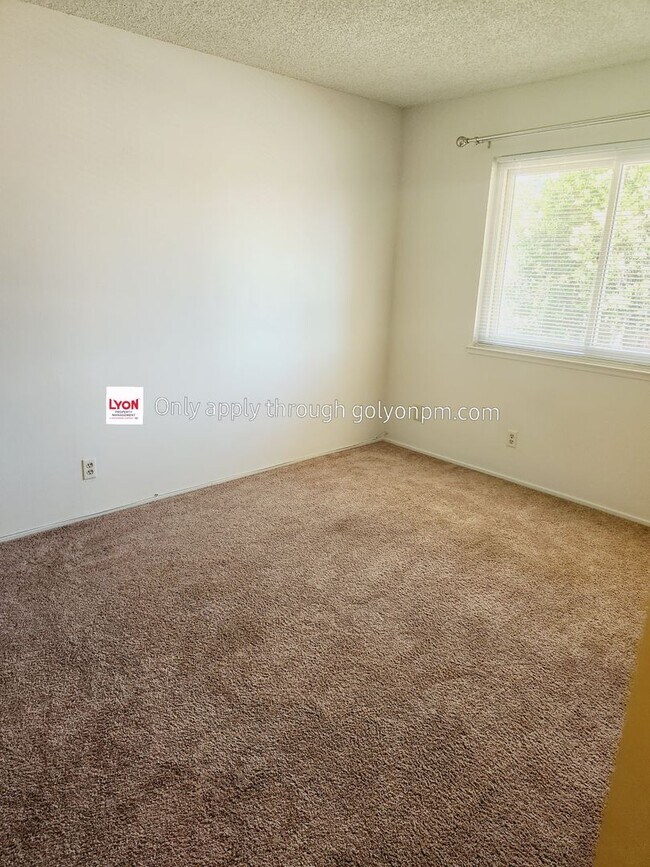 Building Photo - Spacious Townhome Available Now!