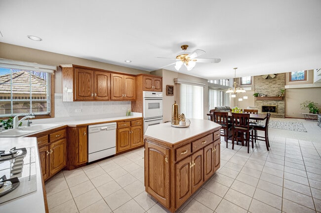 Building Photo - 15538 Royal Glen Ct