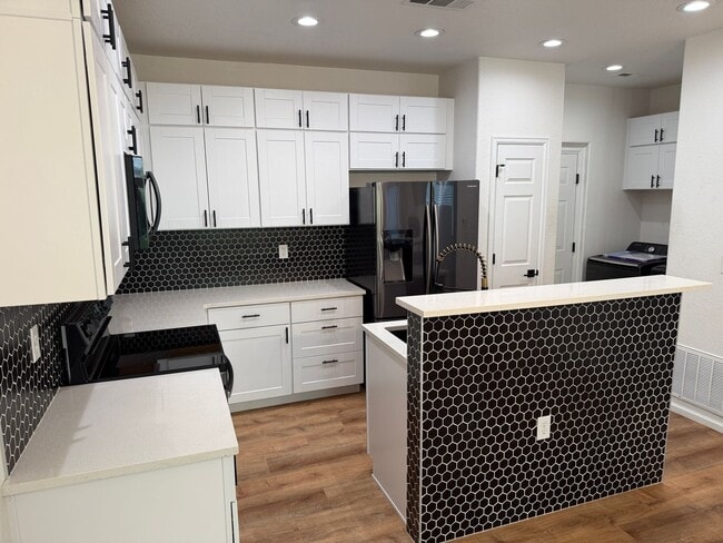 Building Photo - GEORGEOUS 2 bedroom townhome!