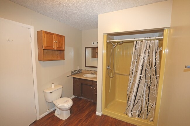 Building Photo - 1106 S Strong Blvd