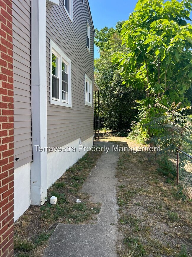 Building Photo - 4 Bedroom, 2 Bathroom Fully Renovated CO i...