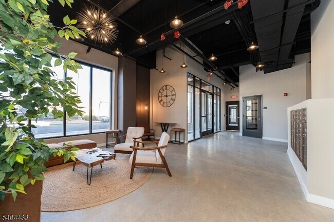 Building Photo - 18 W Main St