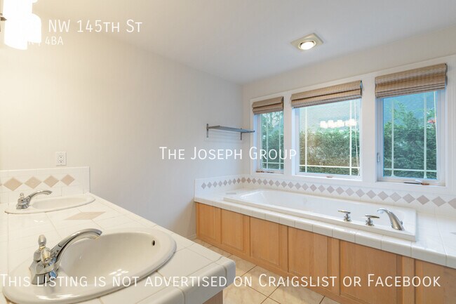 Building Photo - Beautiful 5 bed 3.5 bath in Seattle's Broa...