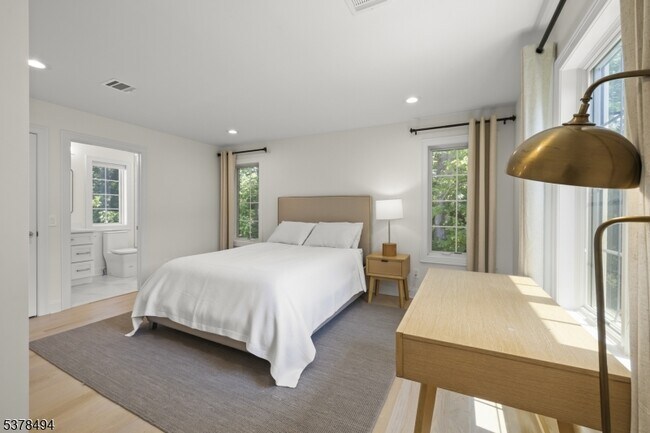 Building Photo - 20 Woodfern Rd