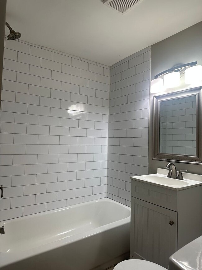 Building Photo - 482 E Markison Ave