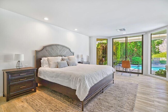 Building Photo - 12 Sussex Ct