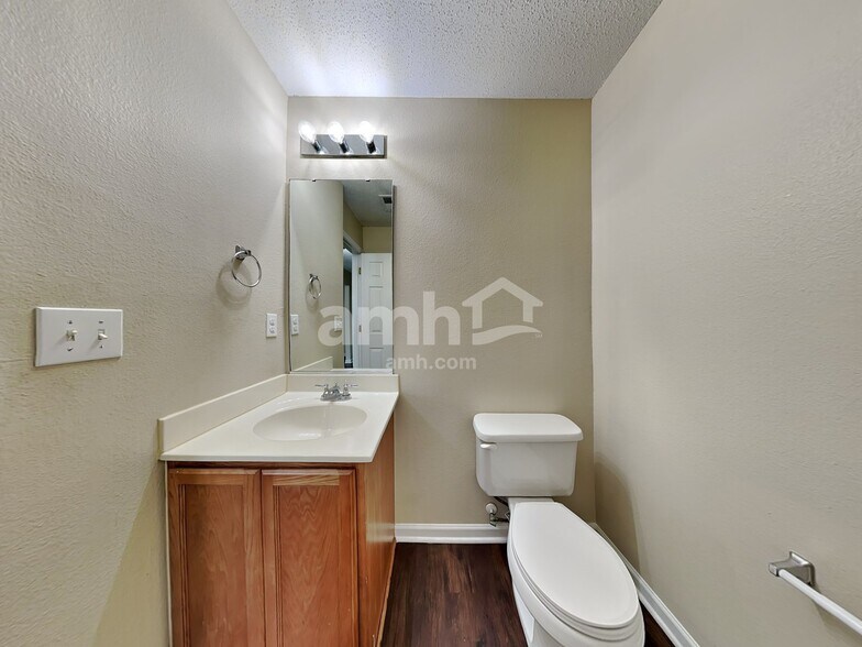 Building Photo - 221 Timberwood Dr