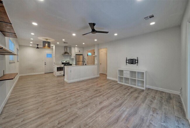 Building Photo - 6811 Miranda Dr