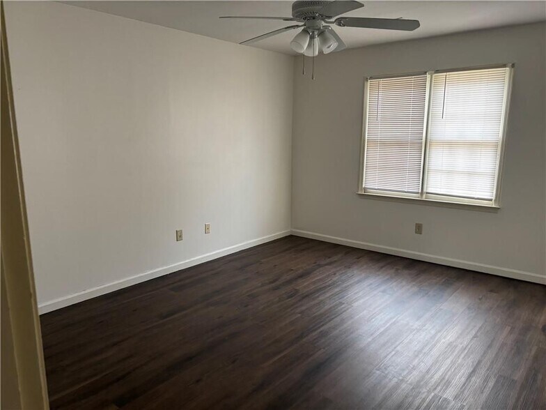 Building Photo - 1105 Country Club Pl