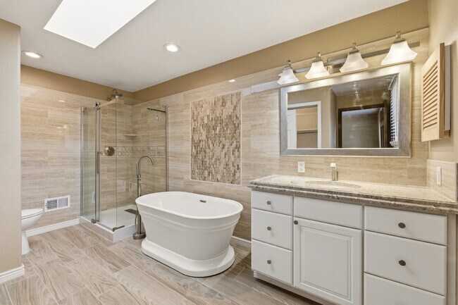 Building Photo - Single-Family Home in Near-Perfect Condition | 931 square foot 3-Car Garage!! | Covered Patio | L...