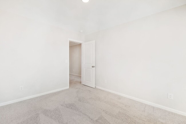 Building Photo - Luxurious 3-Bedroom Townhome Living in the...
