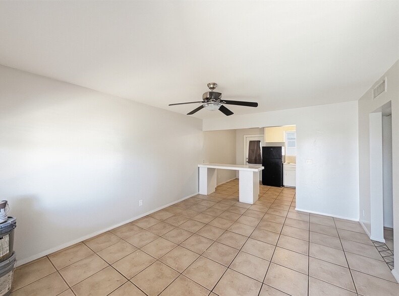 Building Photo - 2711 E Glenrosa Ave