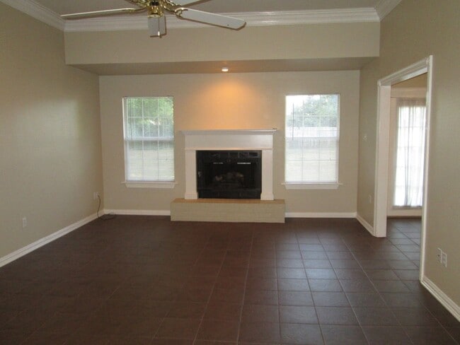 Building Photo - Spacious 3 bedroom 2 bath home in Tyler! Coming soon!