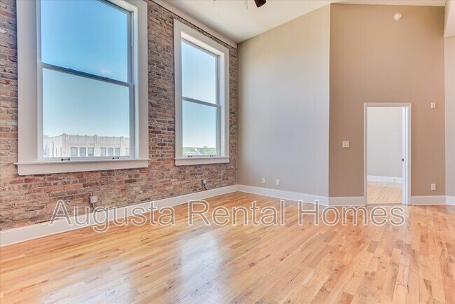 Building Photo - 936 Broad St