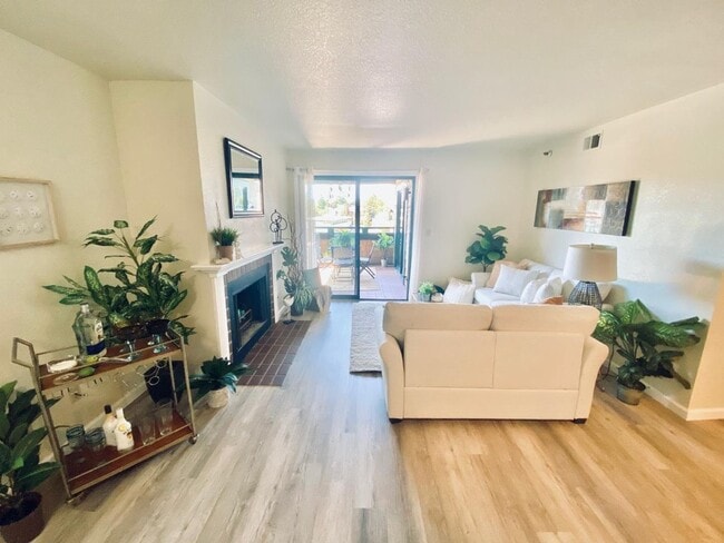 Building Photo - Prime Central Location / Available NOW!!!