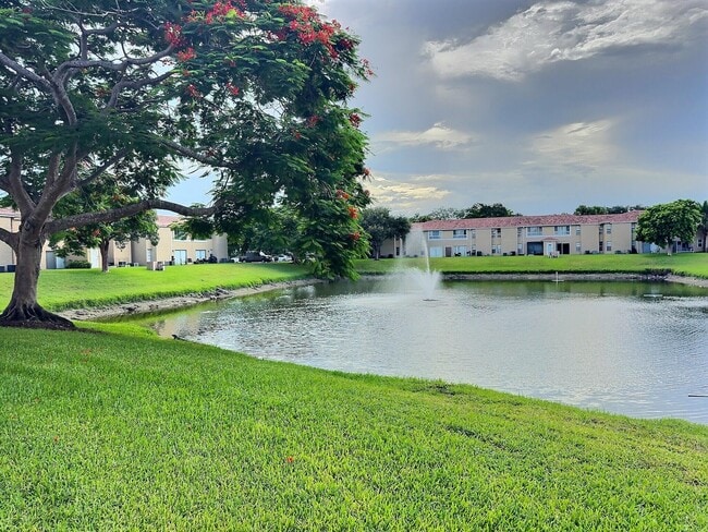 Building Photo - 889 Twin Lakes Dr