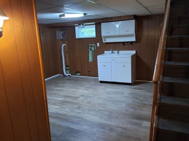 Building Photo - Beautiful 3 Bed, 2 Bath with walk out fini...