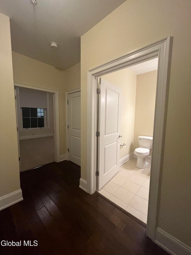 Building Photo - 256 Broadway