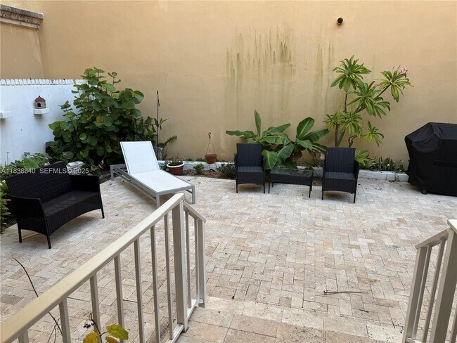 Building Photo - 323 New Mexico St