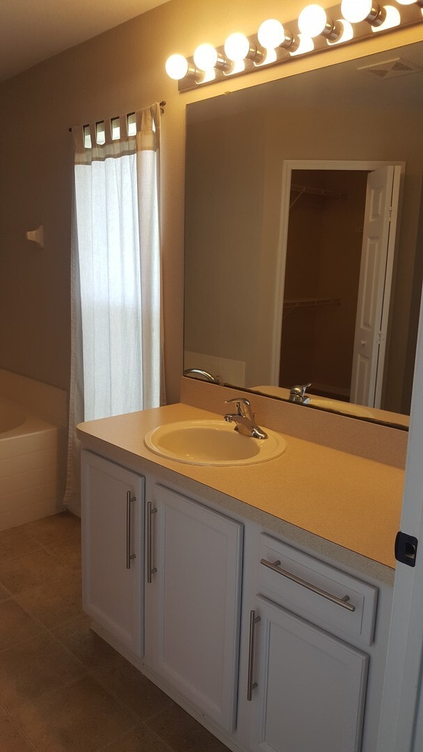 Building Photo - 3 bedroom 2 bath home