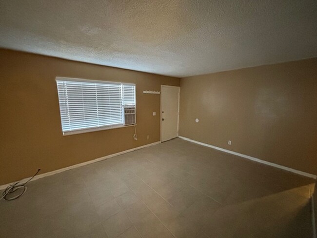 Building Photo - Clean 1 Bedroom / 1 Bathroom Condo in Cali...