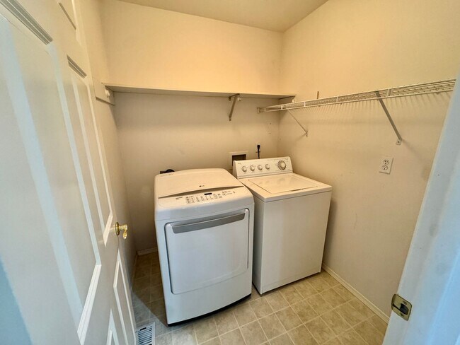 Building Photo - Bothell Townhouse