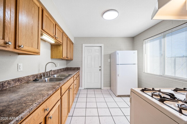 Building Photo - 837 E Alice Ave